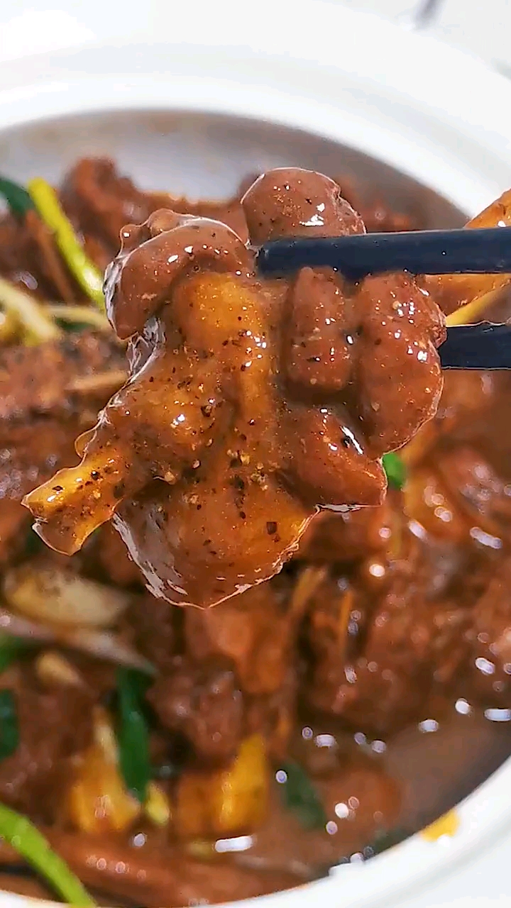 用过去狗肉烹饪方式做出的这道顺德怀旧菜“狗仔鸭”,鸭肉比狗肉更加的鲜美。