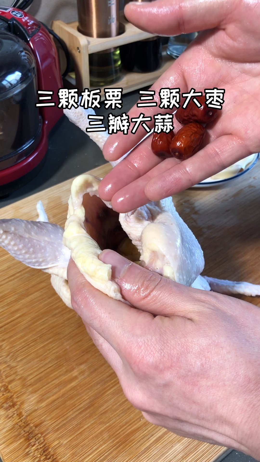 #舌尖上的乡村美食#韩国参鸡汤韩国人入伏天最爱吃的,大补,听说入伏天喝鸡汤出出汗又能排毒又