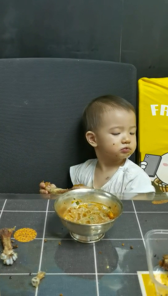 这吃鸡爪的表情、太丰富了吧