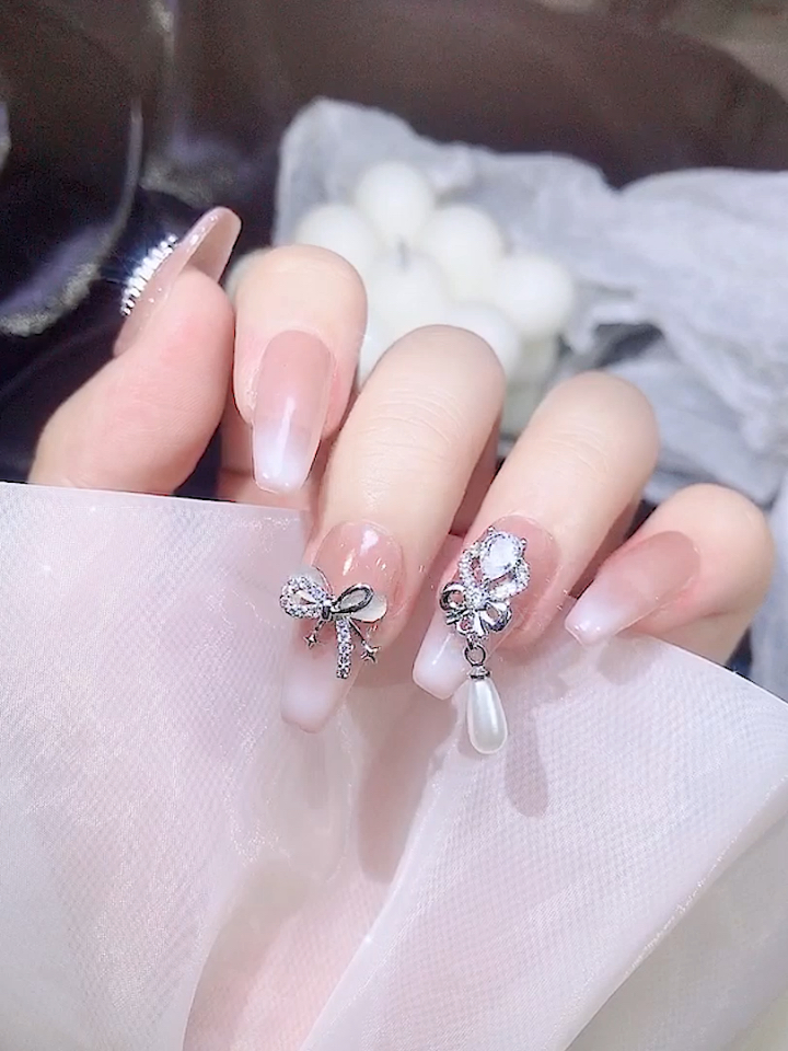#美甲#精致锆石蝴蝶结美甲