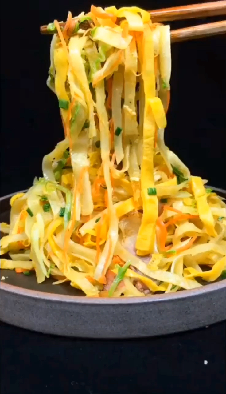 比炒面还好吃的炒饼丝,这样做简单省事又好吃