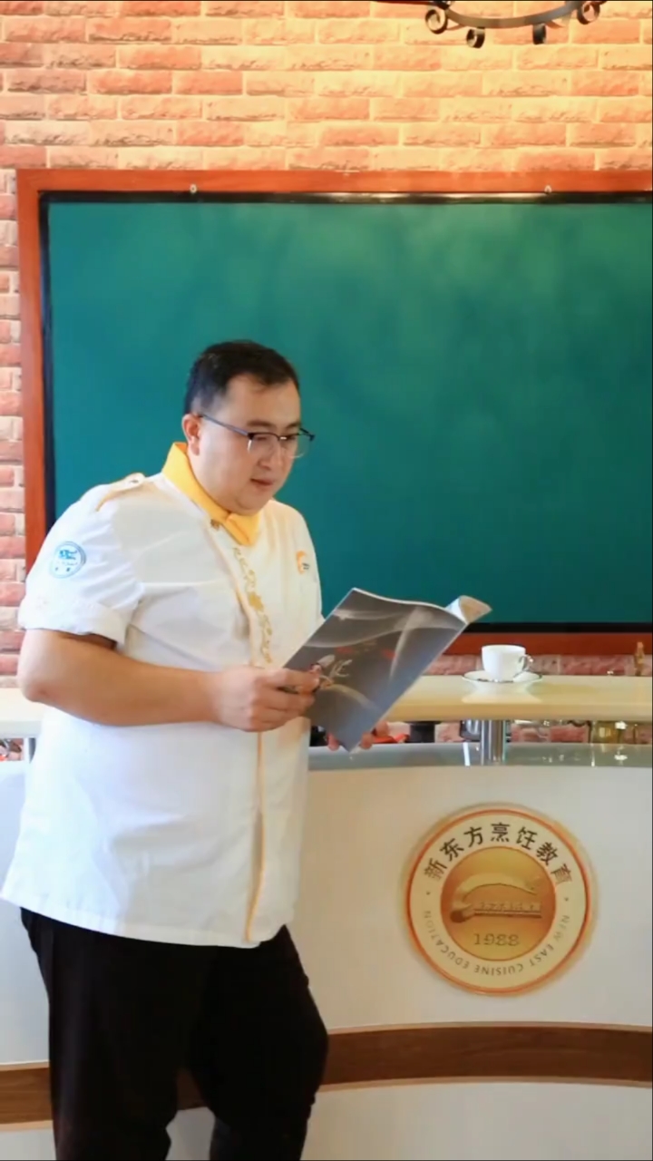 #我要上热门#非常感谢来自陕西宝鸡的粉丝瑶瑶来与萌大厨合拍视频,辣爆虾尾教程,安排