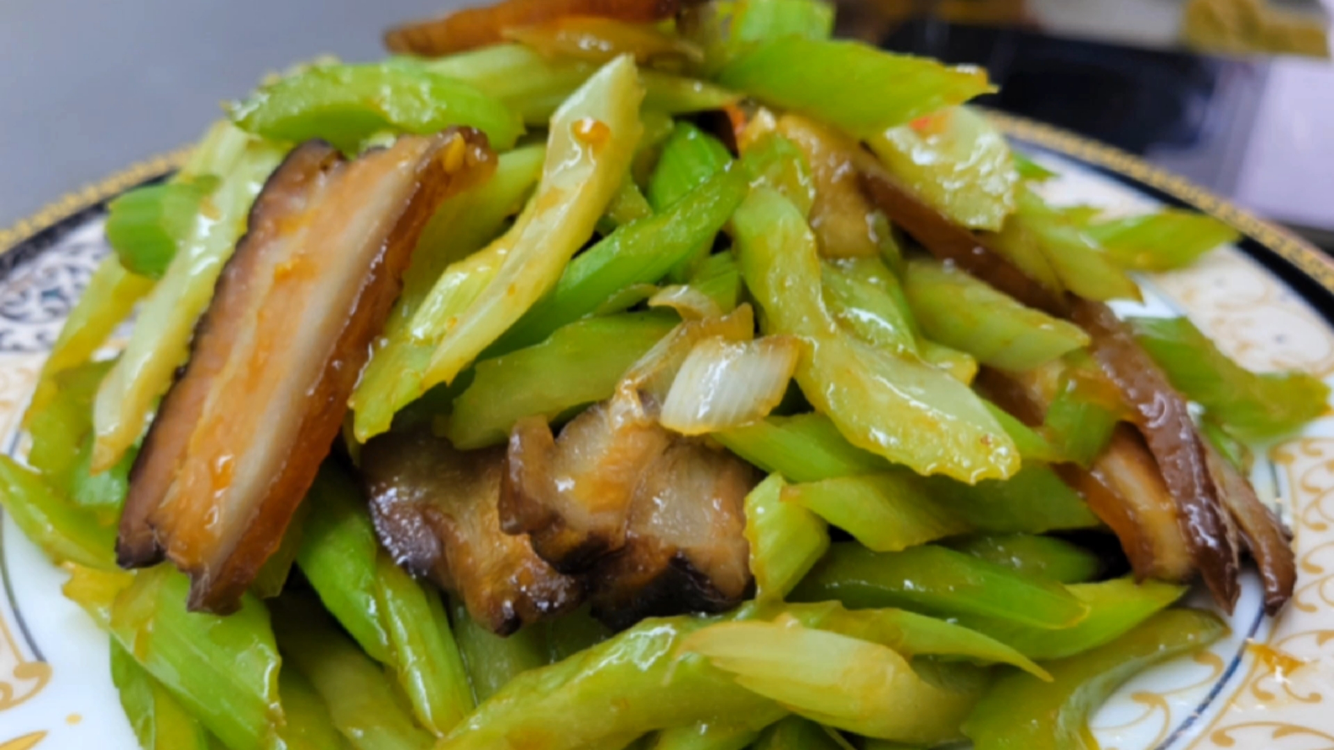 #秀出你的拿手菜#大厨教你芹菜炒腊肉,到底是先炒芹菜还是先炒腊肉