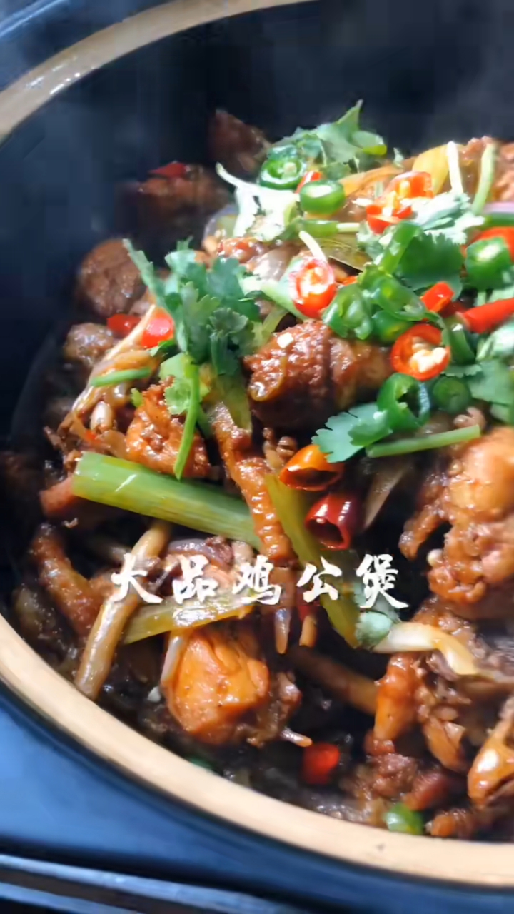 #西安小吃培训#特色重庆鸡公煲,香辣美味,口味美的很呢[色][色]吃完还可以再涮菜,很受年