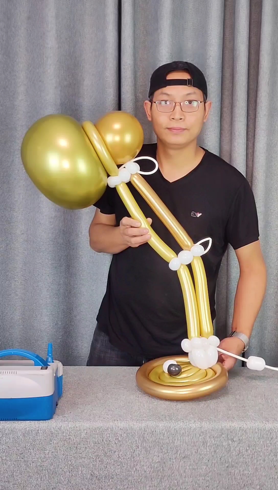 用气球制作的台灯造型,像不像?#气球#创意#手工