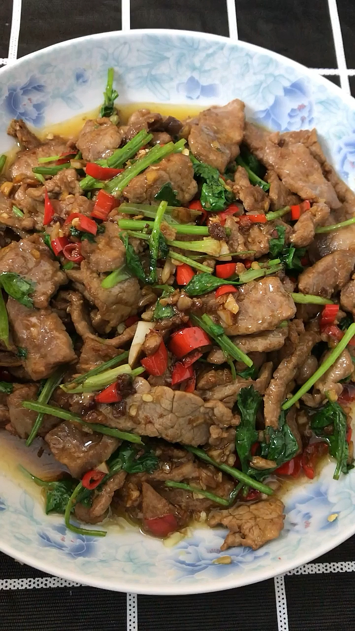 #秀出你的拿手菜#家里必学的小炒牛肉,这样做非常的嫩滑!