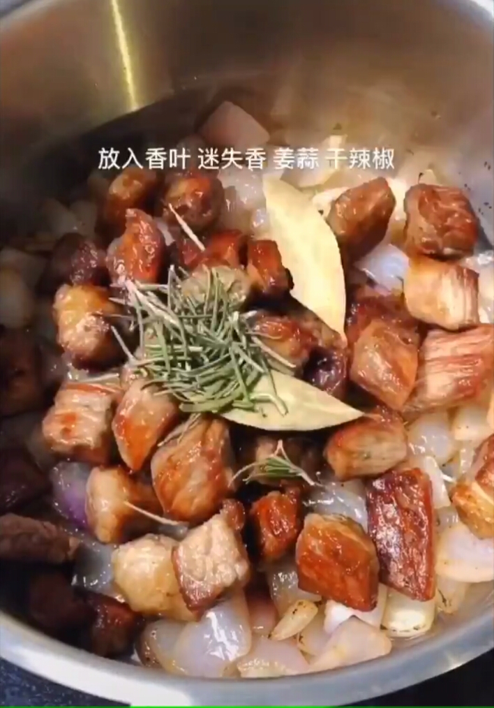 红酒牛肉做法。配料胡萝卜洋葱香料好吃