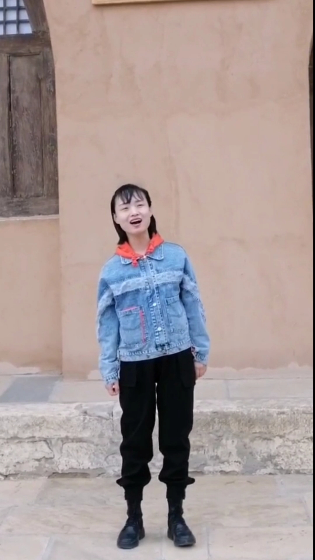 大红公鸡毛腿腿