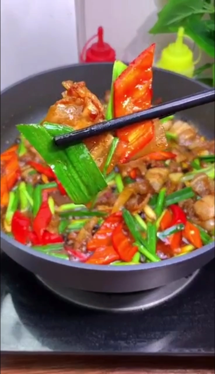 香喷喷的青椒炒五花肉教程,学会了吗?
