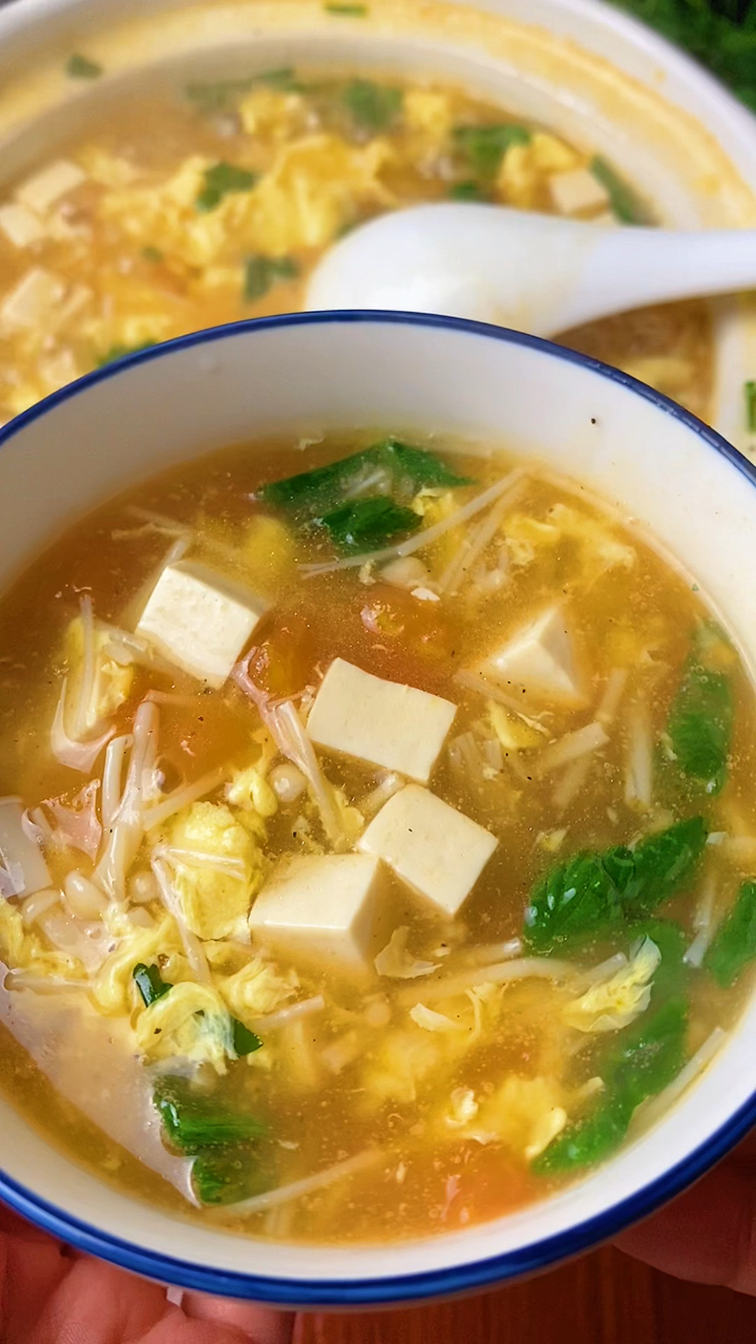 吃剩的豆腐千万别再扔了,教你做一道金针菇番茄豆腐汤,汤鲜味美!