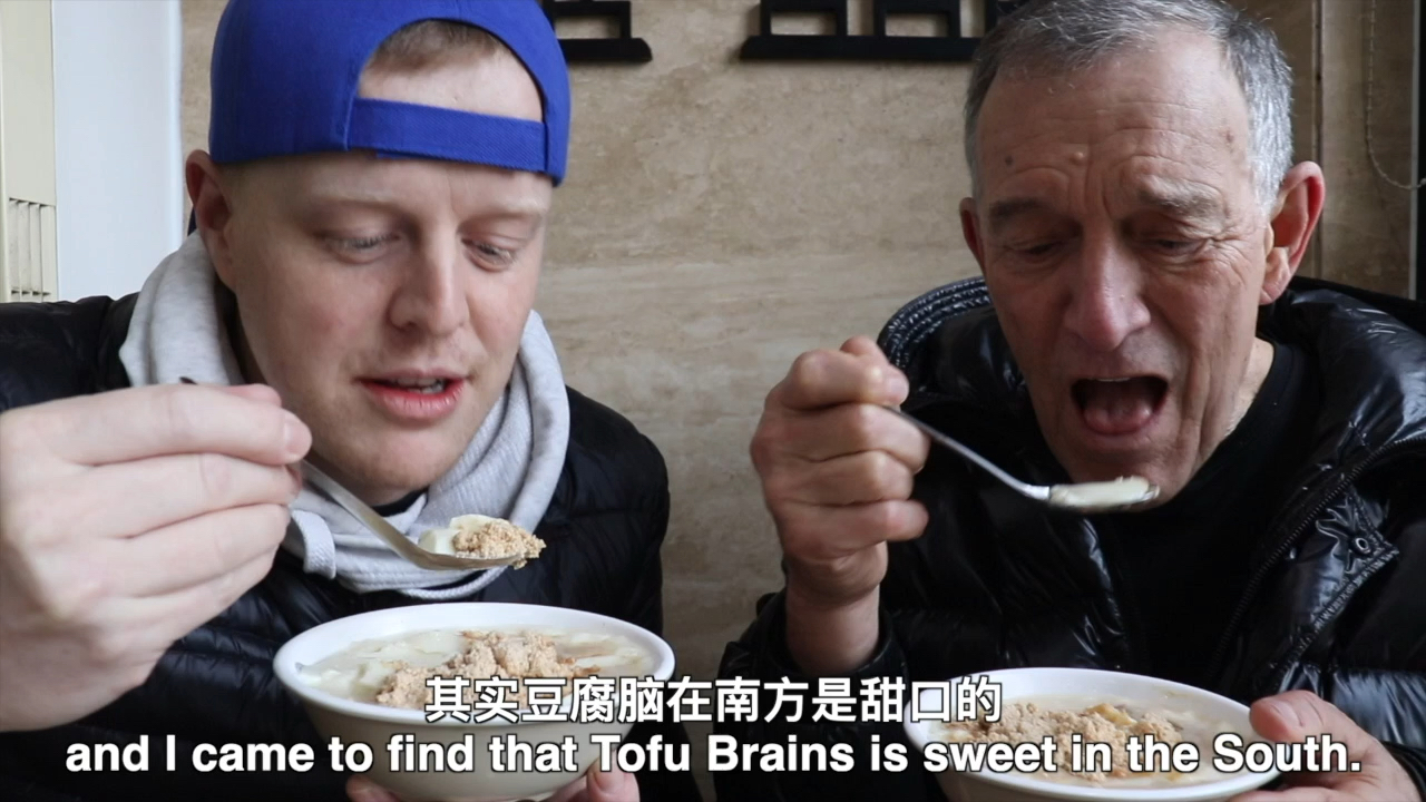 #南北方差异#老外挑战甜豆腐脑和咸豆腐脑，到底哪个更好吃？