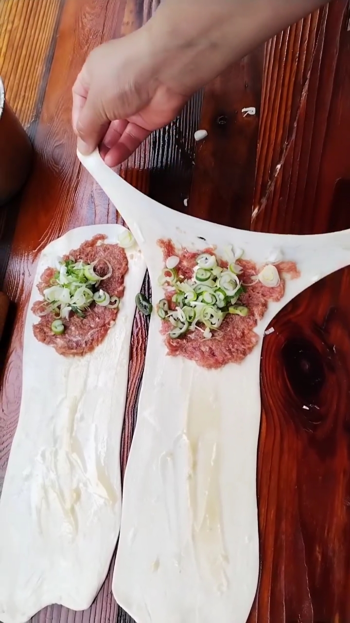 一口让你回到唐朝,西安清真宫廷香酥牛肉饼,酥到掉渣渣,一个一两牛肉馅。