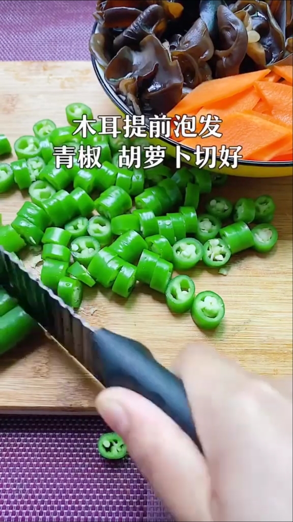 #美食#今天给大家推荐一道巨好吃的家常菜,青椒木耳炒鸡蛋,太下饭了,赶紧学起来吧!
