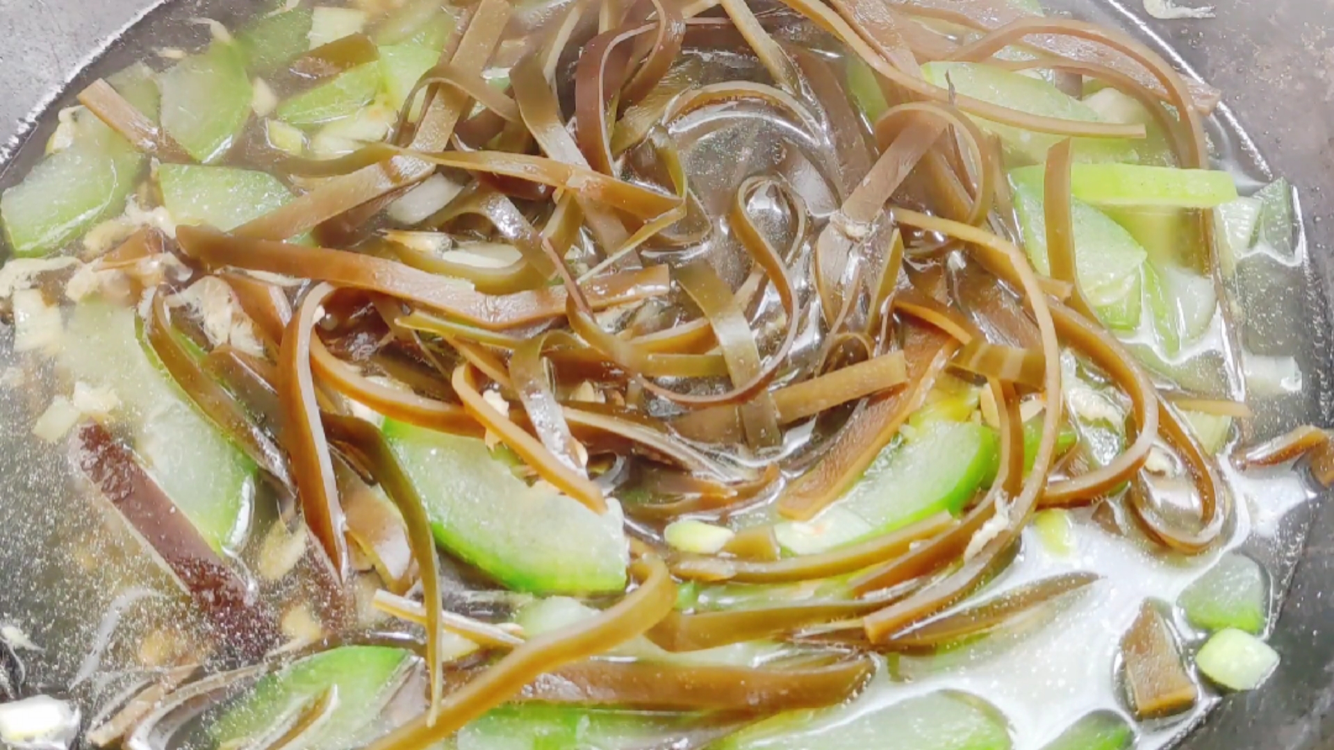 #自制美食#冬瓜海带汤,低脂低热量,营养丰富。