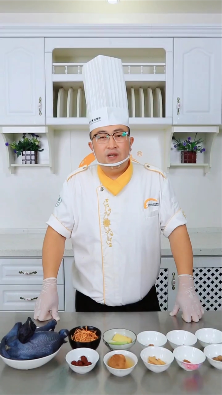 #我要上热门#滋补乌鸡汤,具有补血益气,滋阴养肝的功效。特别适合孕期和坐月子的女士食用,体