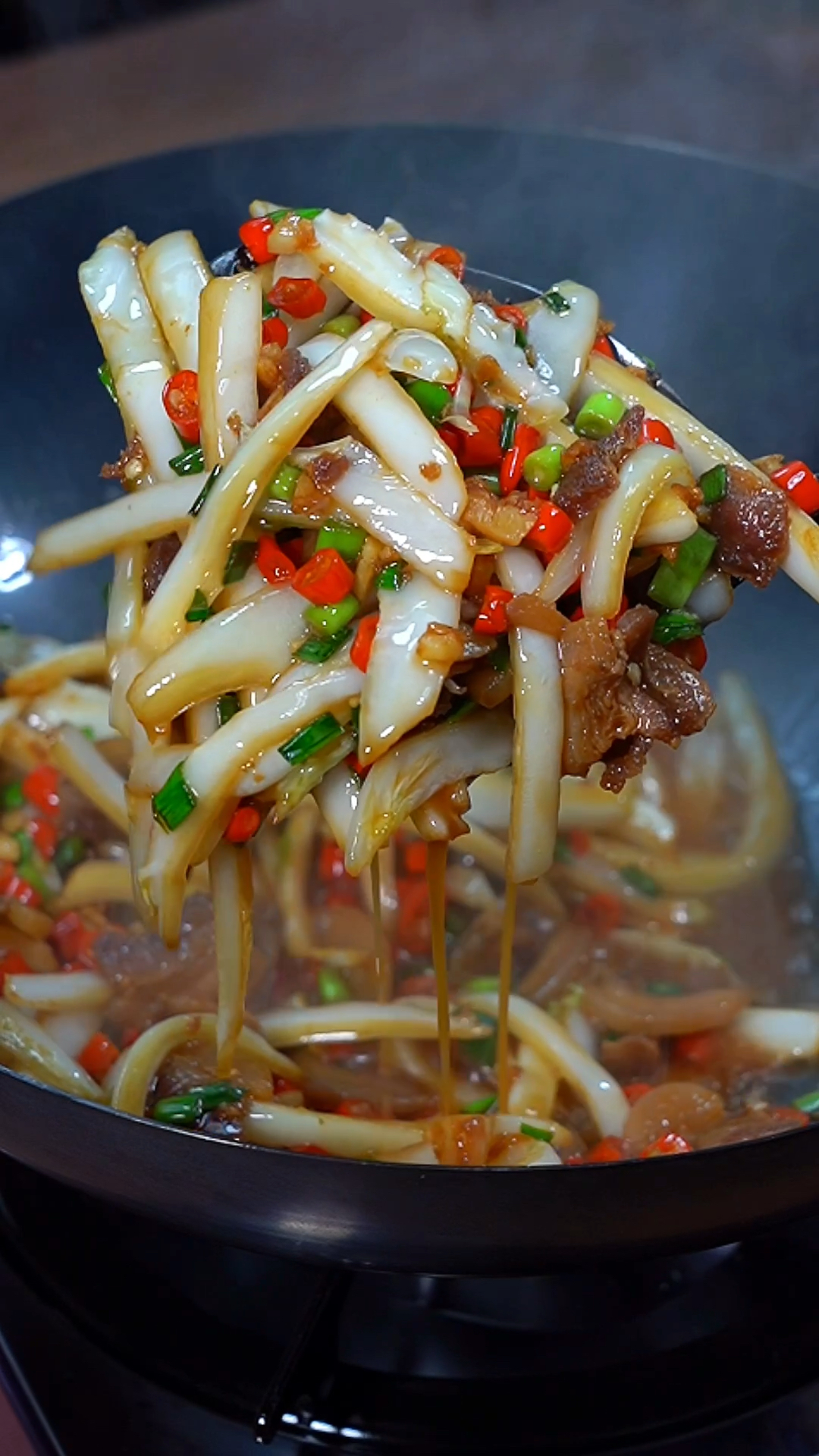 不知道吃什么,试试这道五花肉炒白菜帮,酸辣爽脆又下饭