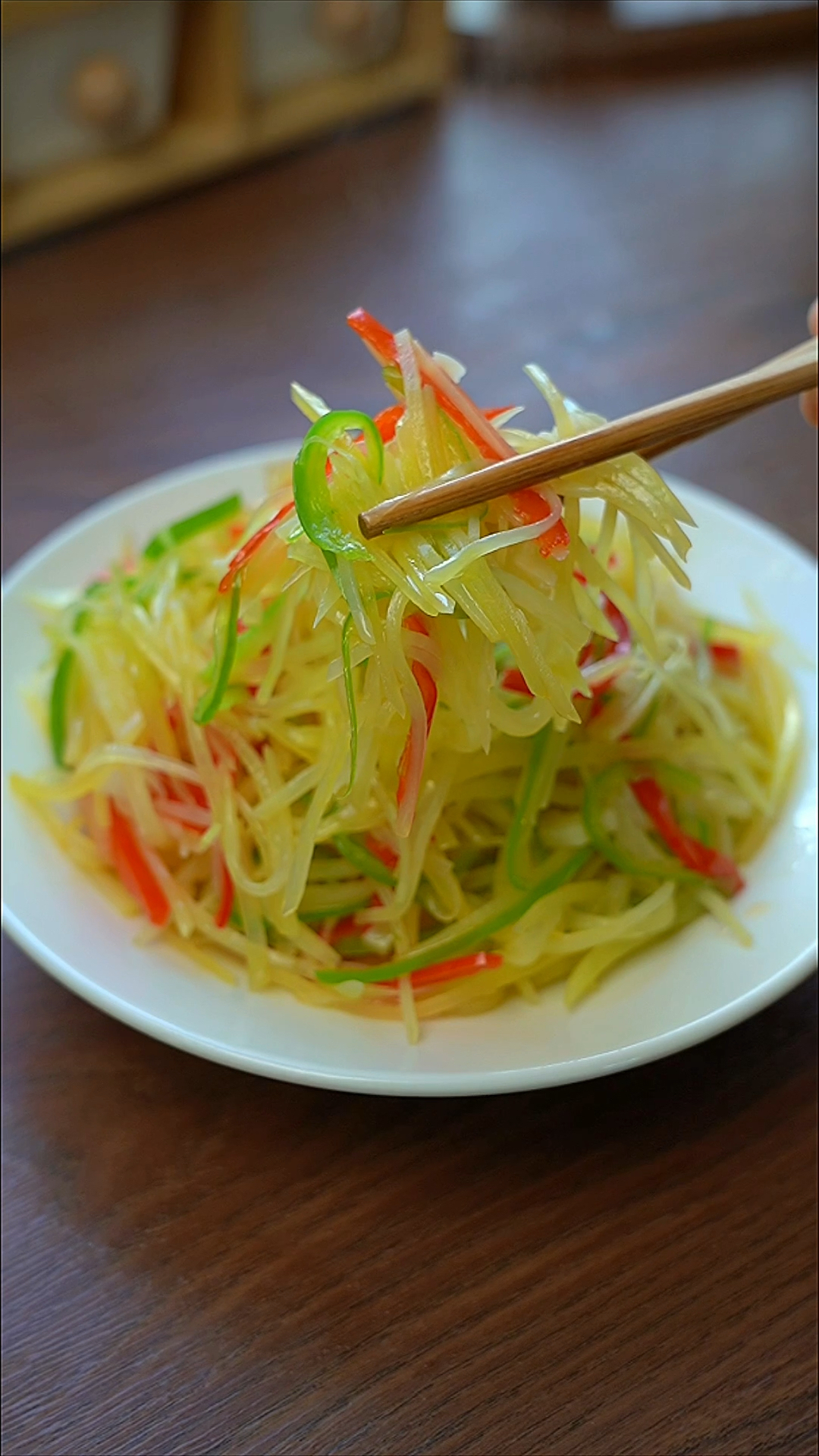 青椒土豆丝大家都会做,但是您知道怎么做出,晶莹剔透、脆爽可以的土豆丝吗?