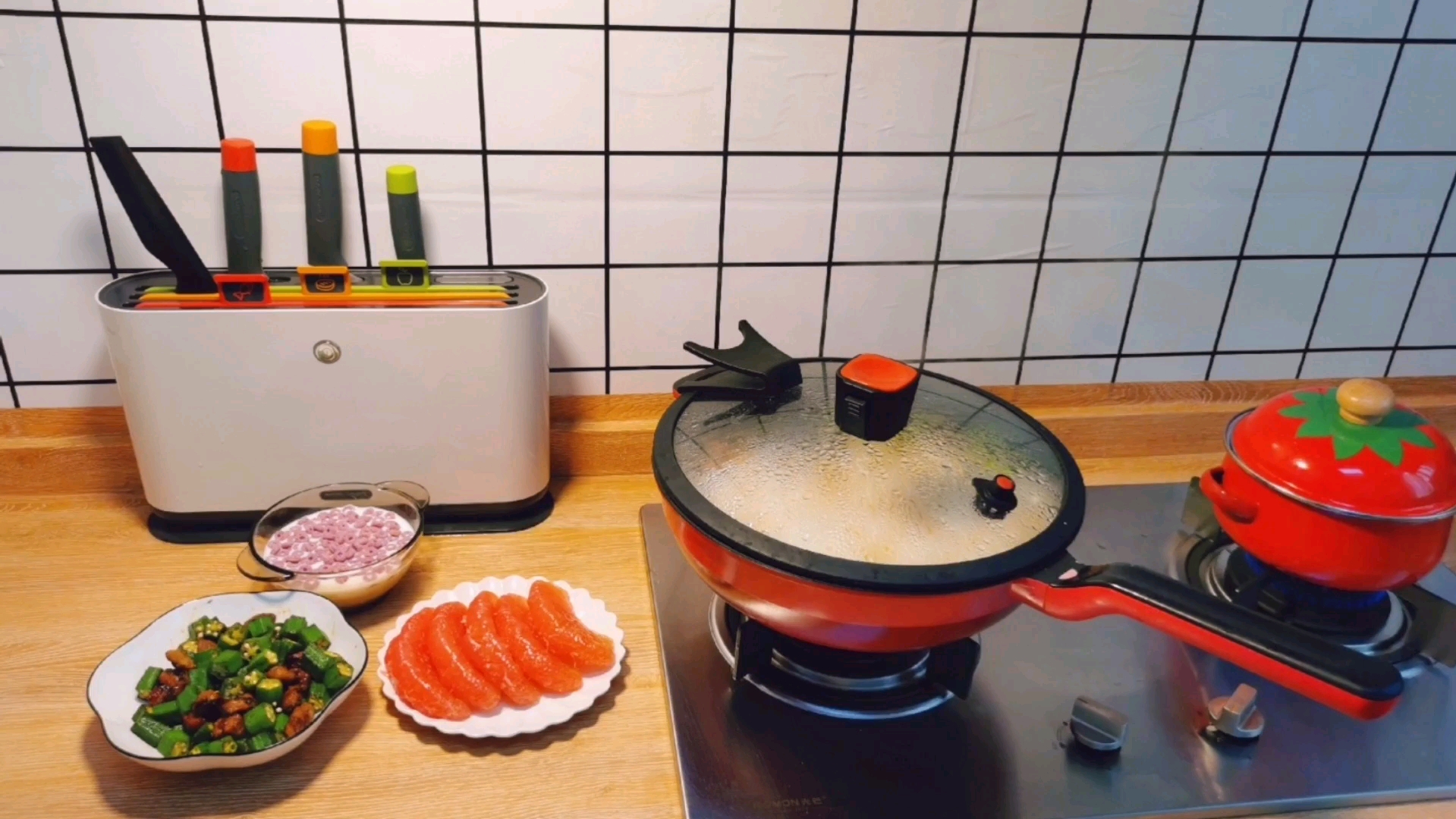 #美食#美好的一天,从满屋飘香的早餐开始,今日份早餐:豆角五花肉焖饭,秋葵烤肠