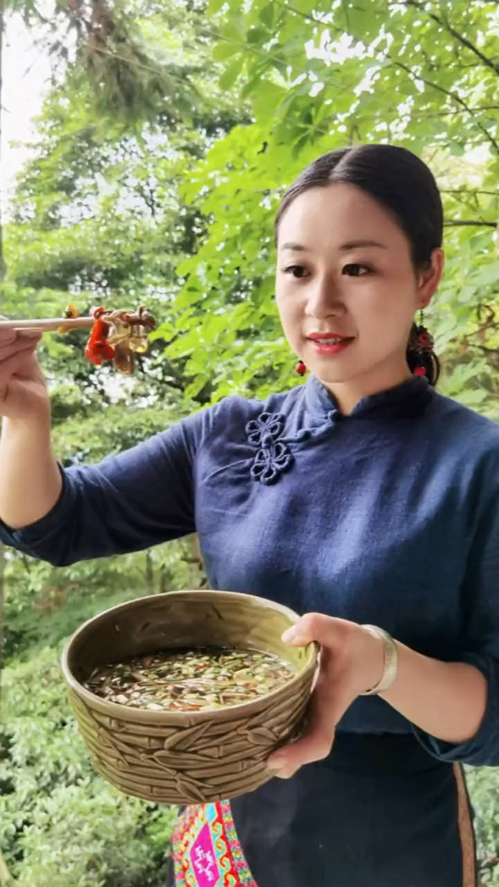 凉拌莼菜,酸辣爽口