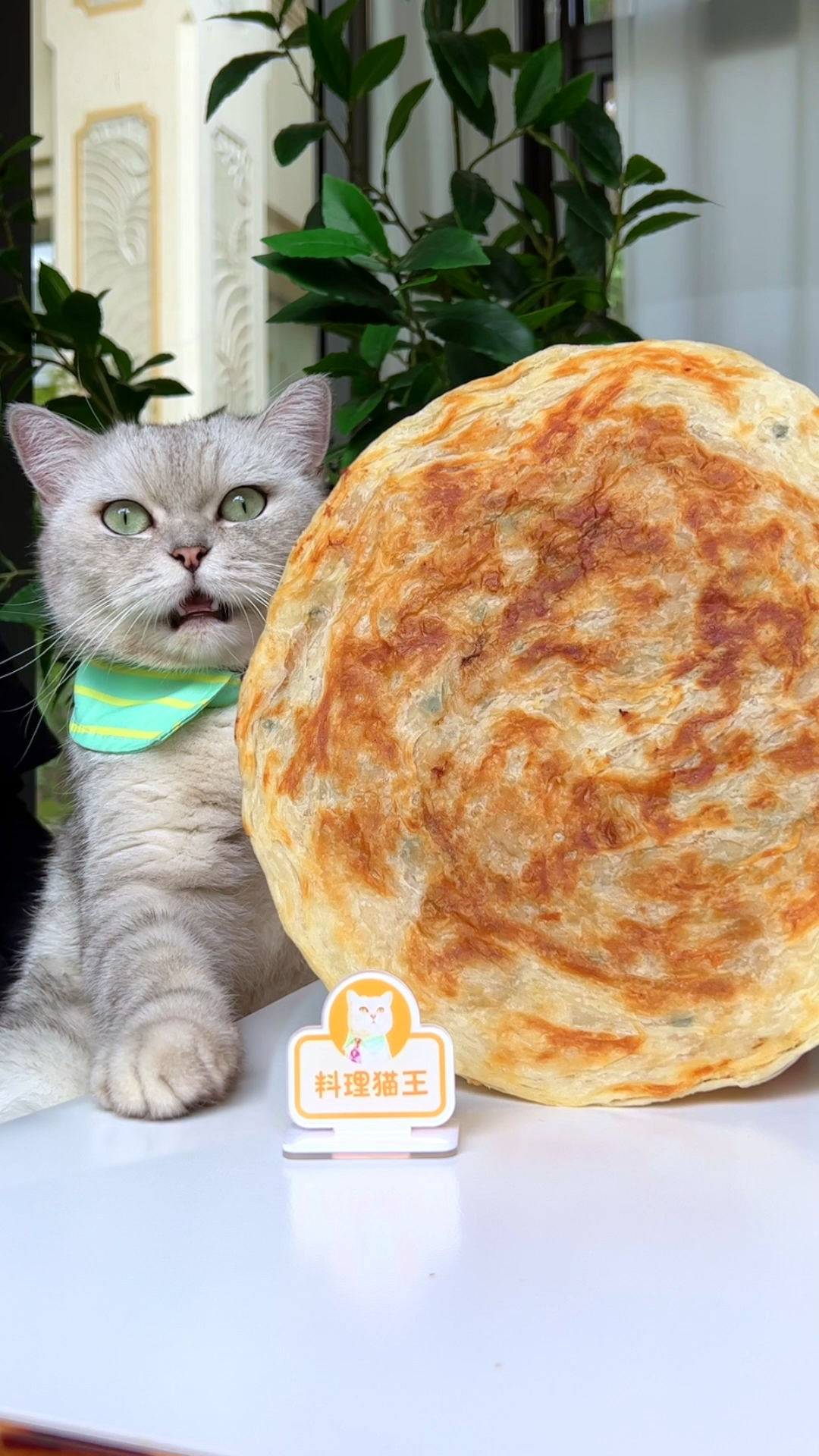 #美食记#猫王：比头还大的巨无霸烧饼，做一次吃一天