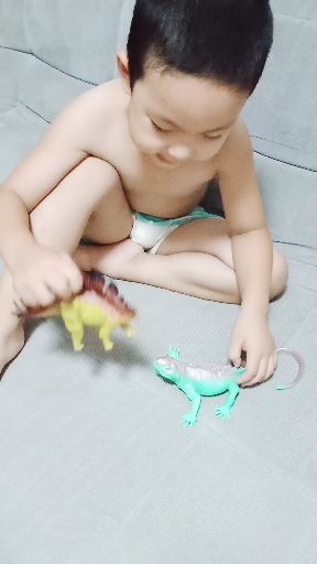 #把生活拍成电影#是不是每个小孩都这样自己扮演多个角色玩过