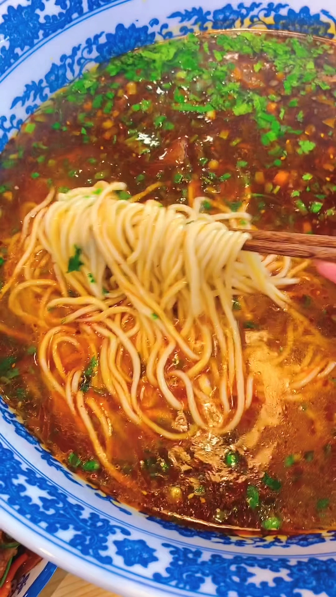 念念不忘的西域美食兰州牛肉面,现在在家就能吃到了,清汤的味道和店里一模一样