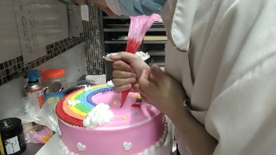 彩虹蛋糕,天边的云彩照亮在蛋糕上!!#网红生日蛋糕#生日蛋糕