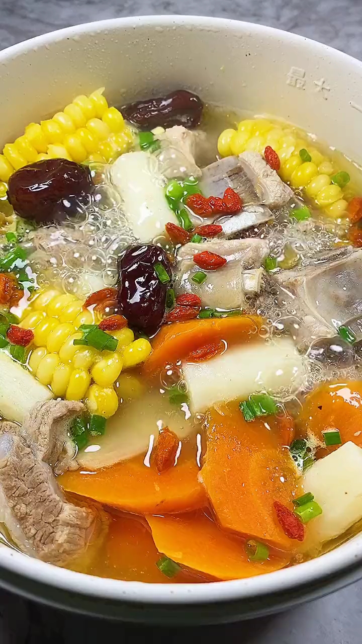 #美食#排骨汤怎么做才好喝呢?很多人第一步就做错了!玉米排骨汤
