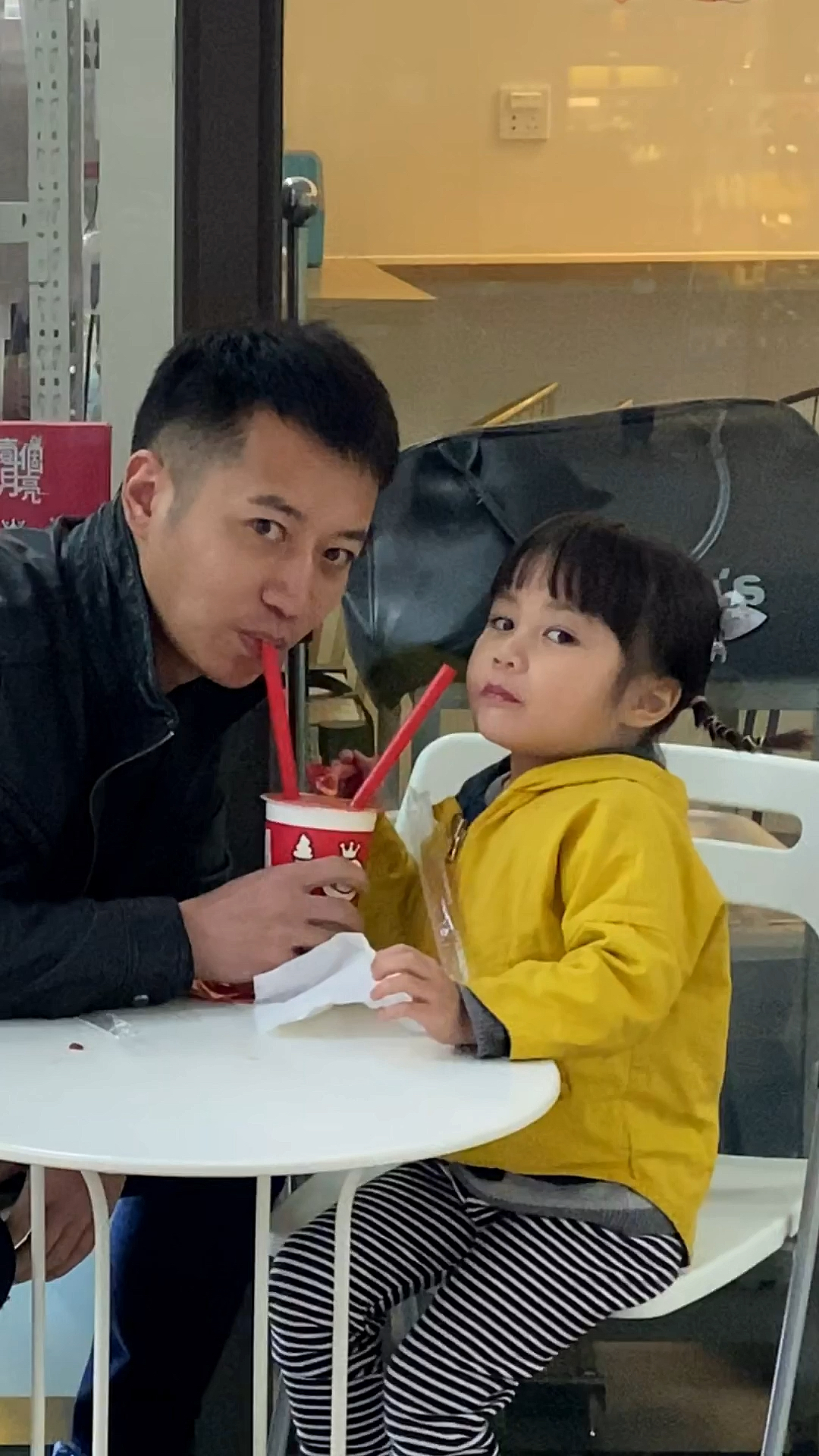 我很好奇是不是所有当爹的都是这样带娃的?