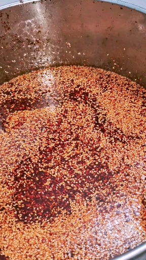兰州牛肉面辣椒油制作过程