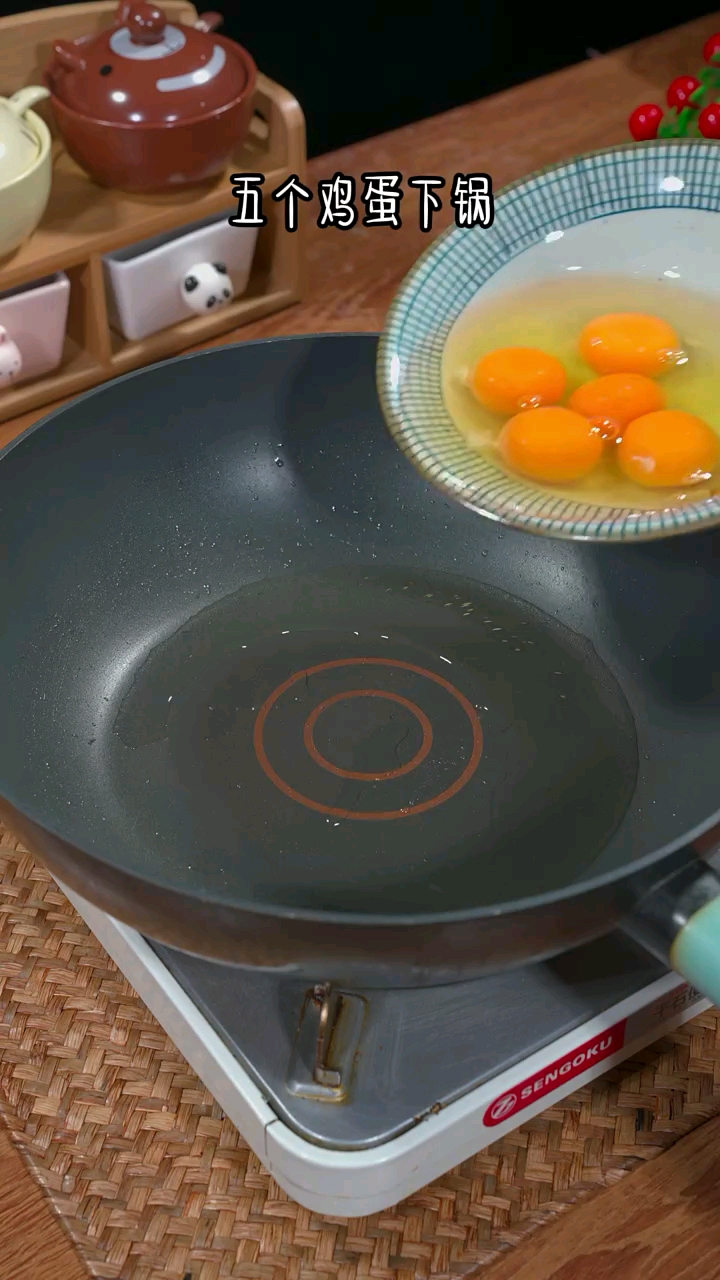 #我要上热门#鸡蛋虾仁海带汤做法