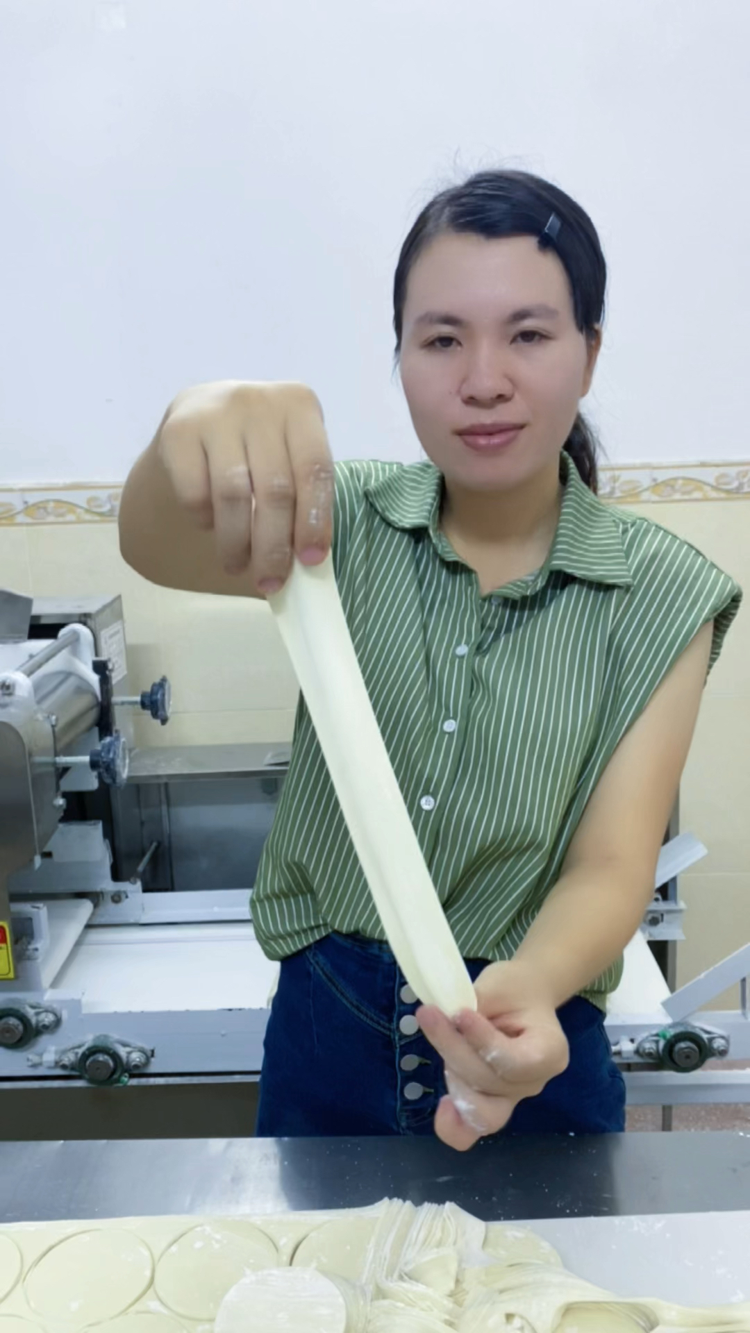 一个好的饺子皮技术配方,才能做出完美的饺子皮,纯技术手艺制作,不放任何的添加剂。