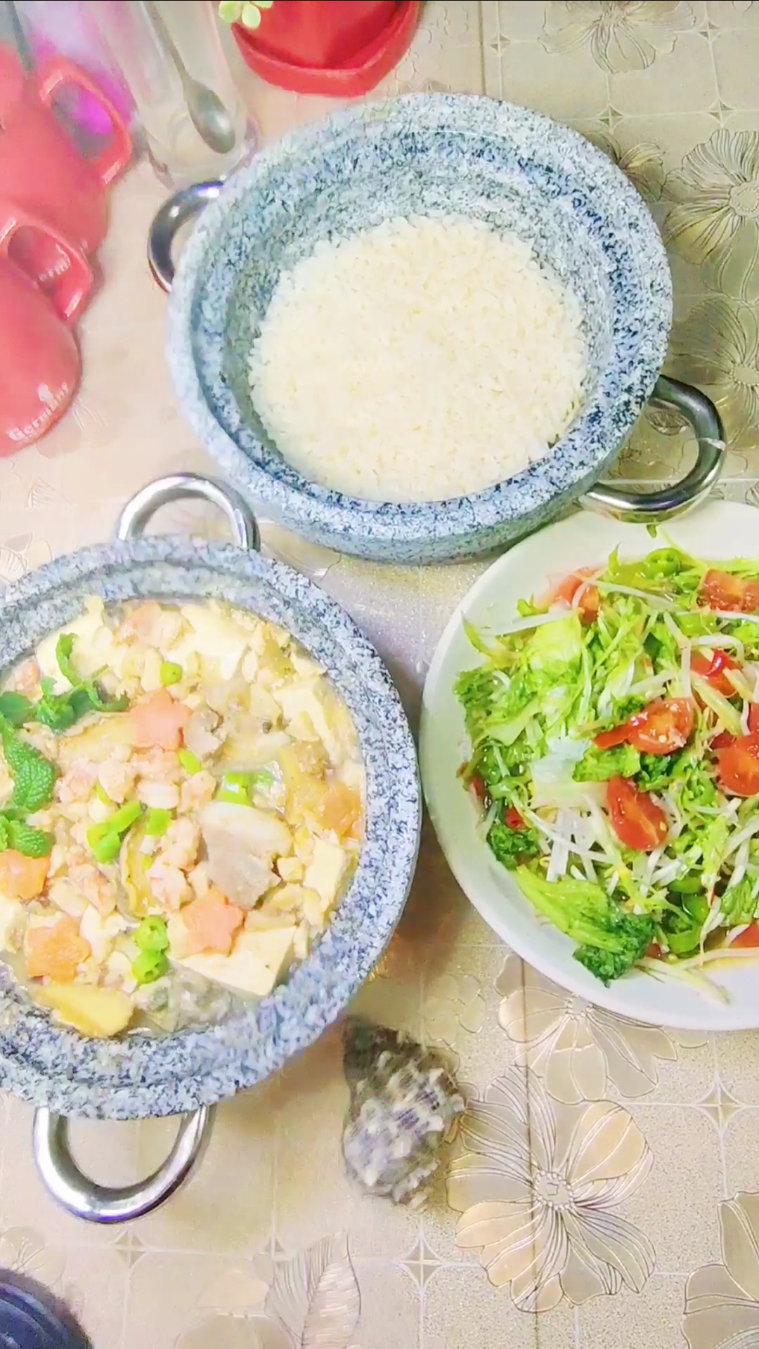 #家乡特色美食#今天的晚餐:石锅海鲜汁米饭,石锅海鲜豆腐,酸辣甜为主要味道的拌菜