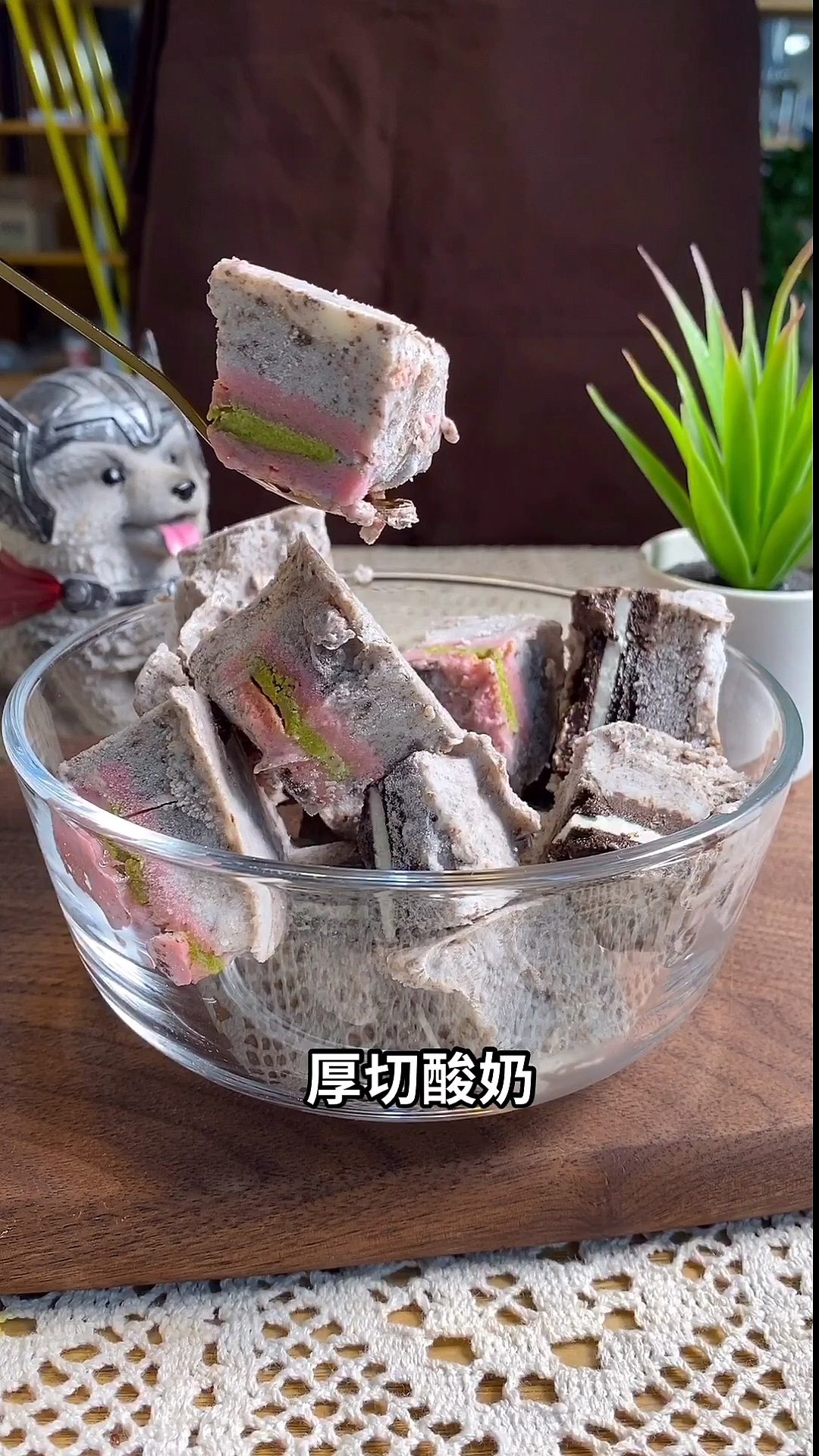 #甜品#超级适合女孩子追剧吃的厚切酸奶块在家就能做!一口一块冰冰凉凉的男生们快学起来吧!