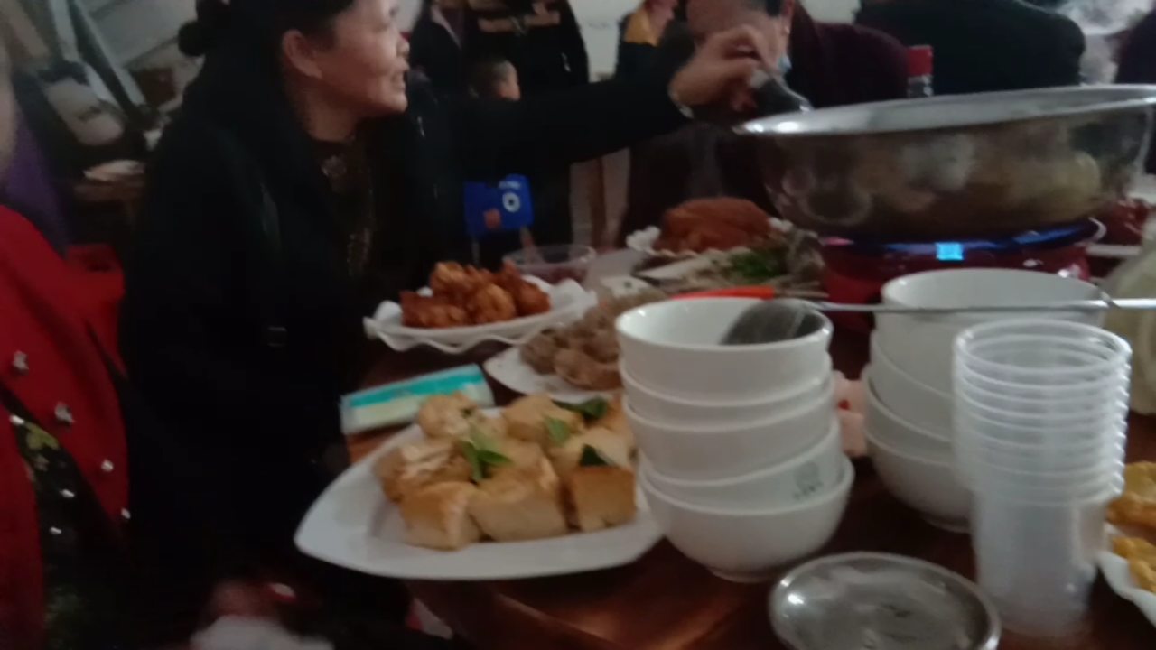#舌尖上的乡村美食#这是偏远小县城里办满月酒的菜谱,也有十几种,最受欢迎的扣肉,粉蒸肉,鸡