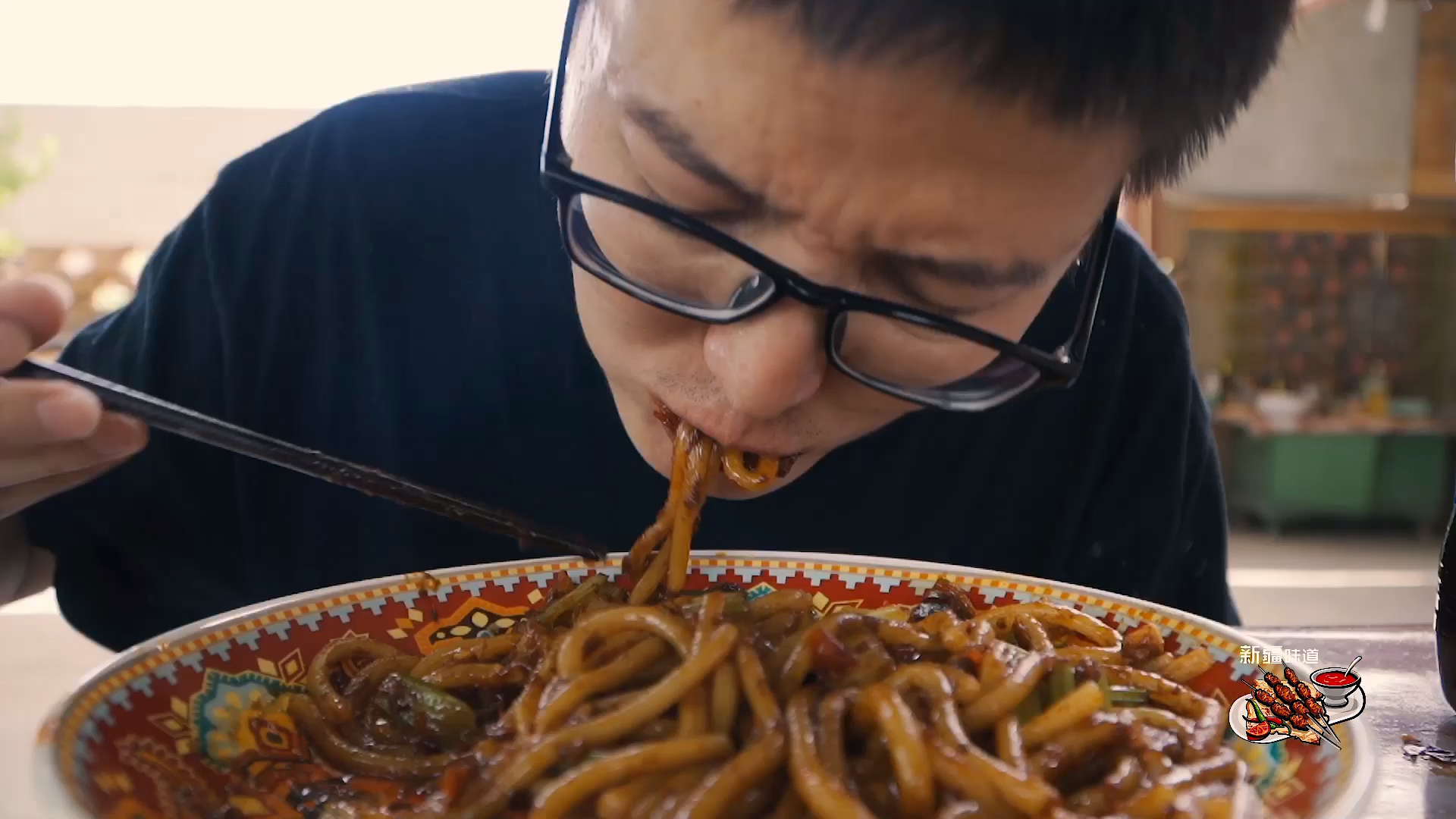 #家乡特色美食#小伙教你在家做正宗新疆炒米粉,红红的辣酱看着就流口水,太过瘾了