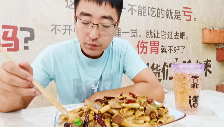 #美食#网红美食“爆炒鸭食管”香辣爽脆,合理饮食,拒绝浪费。