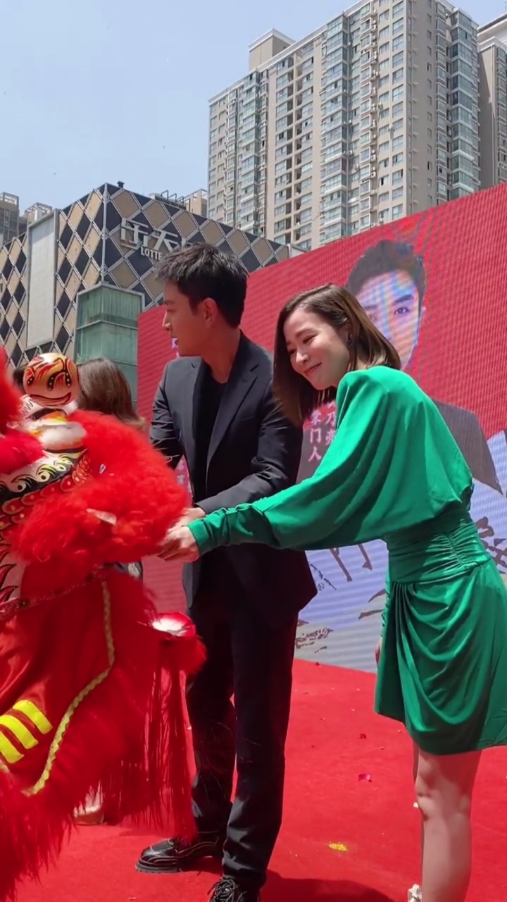 贾乃亮鲜乐门鱼头火锅开业#佘诗曼#阿娇助力