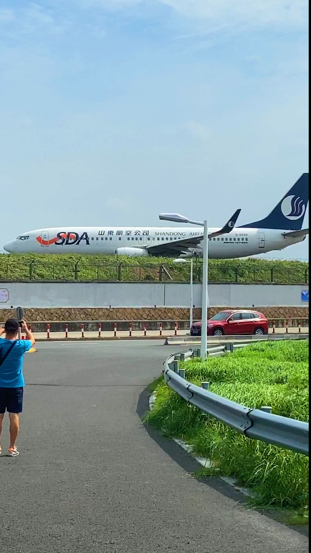 昨天厦门迎来一个巨无霸,厦门至洛杉矶定期航线正式开通,上面涂装就四个字,年年有鱼