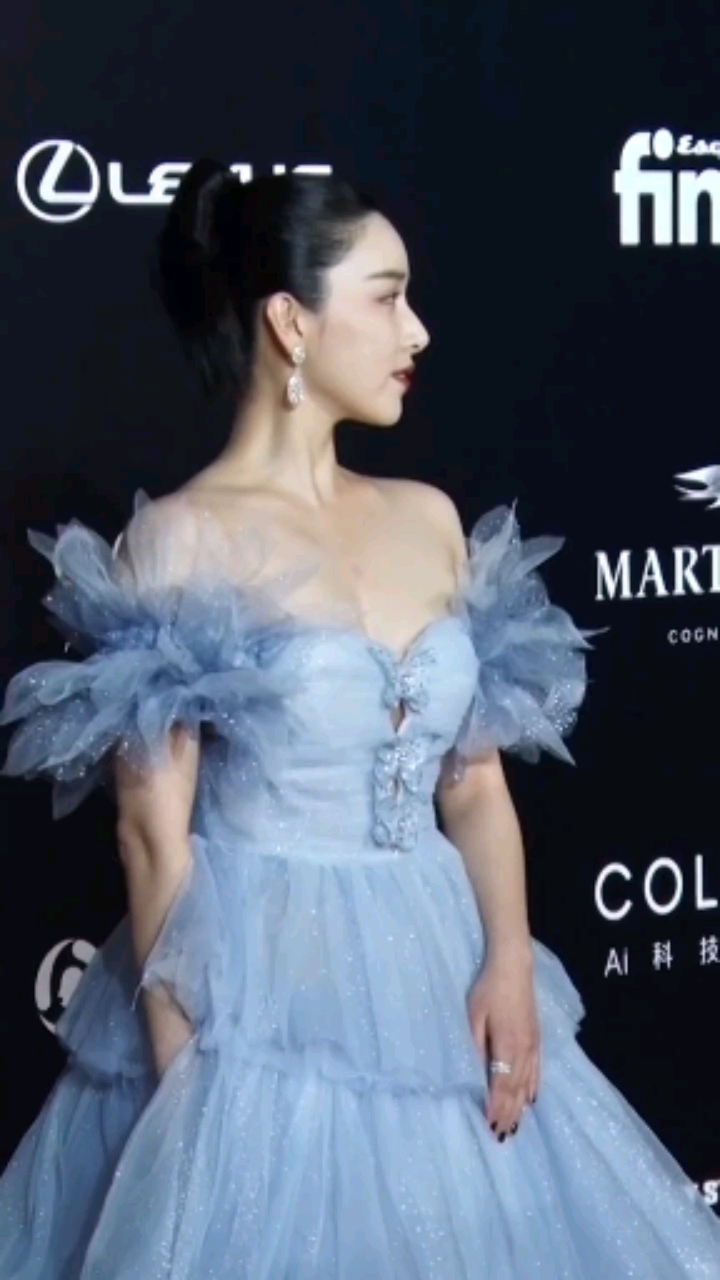 #阚清子#雾霾蓝抹胸蛋糕裙,越来越有魅力了