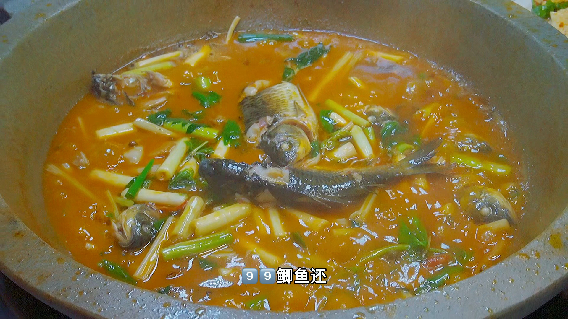 #爱美食爱生活#重庆F4开的石锅鲫鱼你不会还没有吃过?