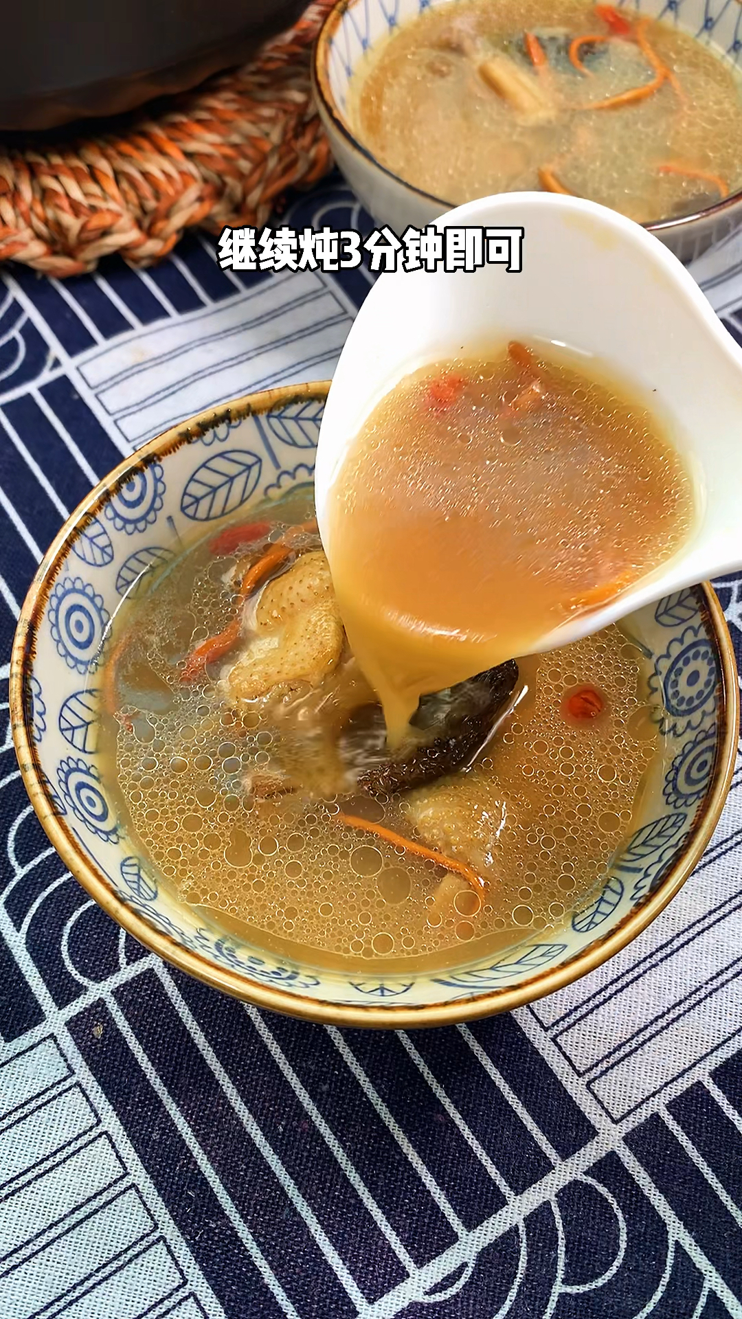 鸡汤要做到好吃又好喝,这个关键一定要记好,做法简单,在家就能做出好喝的松茸菌菇鸡