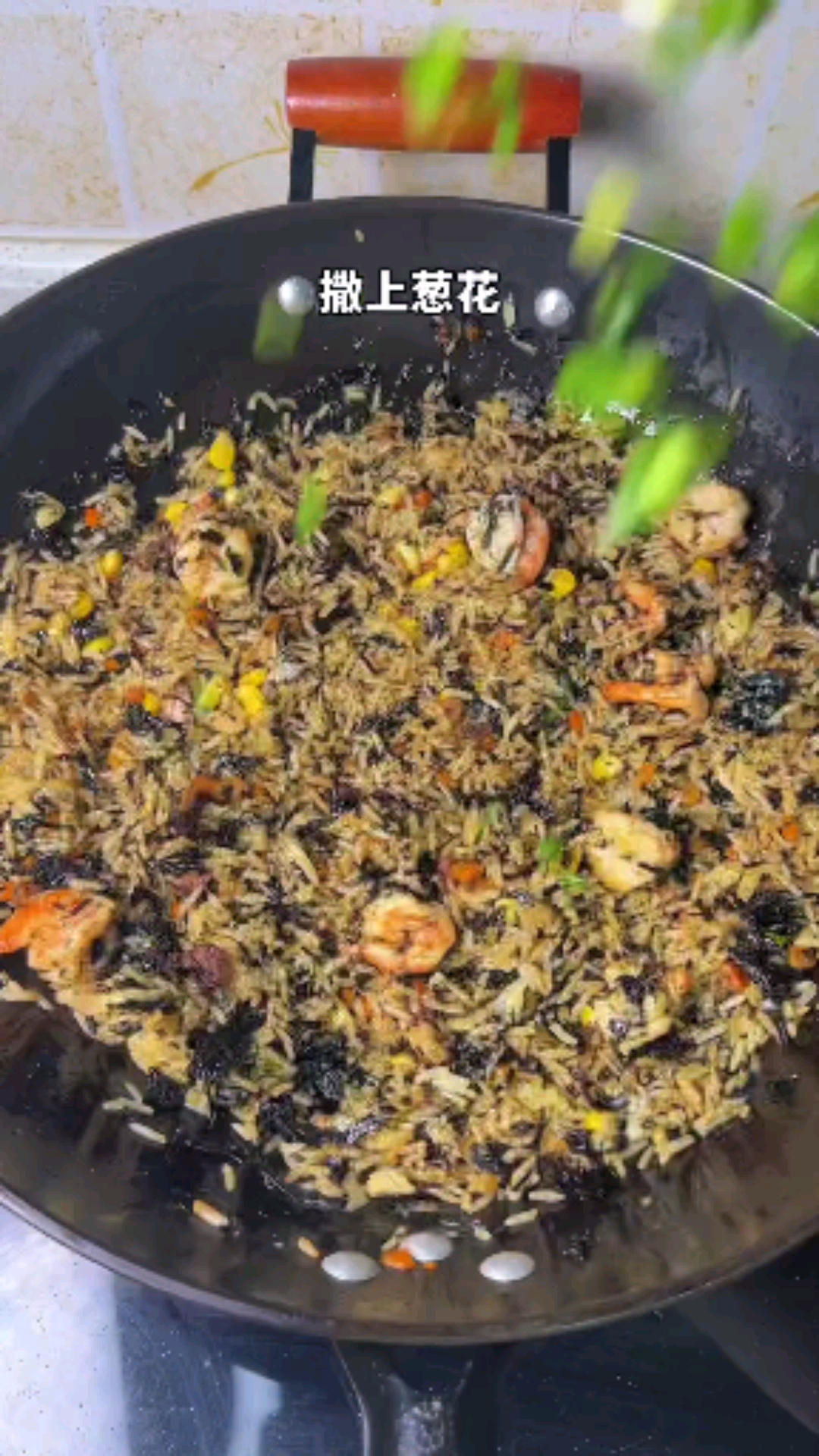 紫菜虾肉炒饭,粒粒分明太好吃了,一粒都不浪费的…家的味道,孩子连吃三大碗