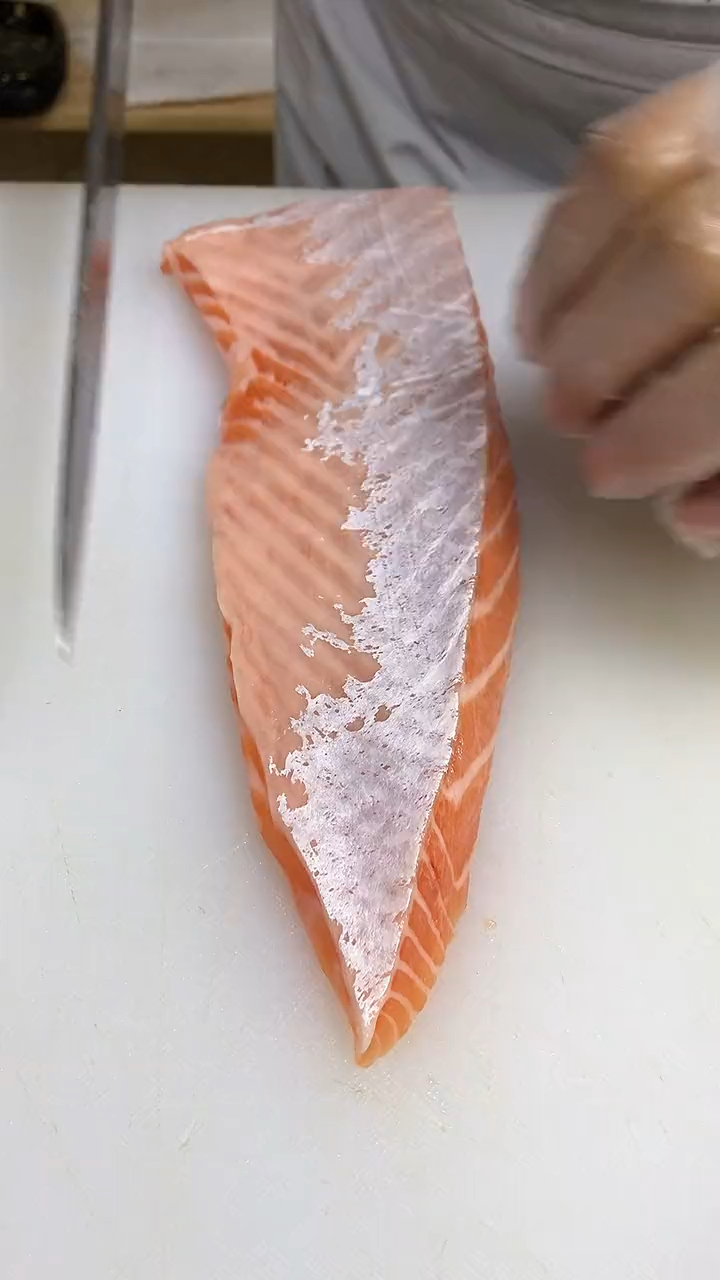 #三文鱼腩#三文鱼腩的切法,大家有喜欢吃三文鱼腩的吗?
