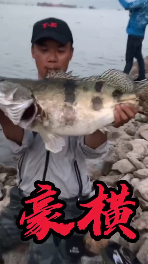 #户外抓鱼#这才叫豪横!!