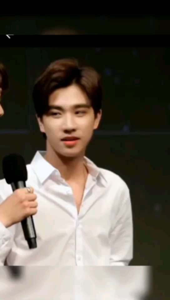 #泰国泰剧泰星##perthsaint泡泡,你这眼神,要干嘛这是在外面哈,乖