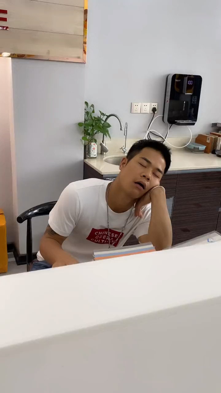 这下好了,终于找到了让自己迅速升副总的办法了……