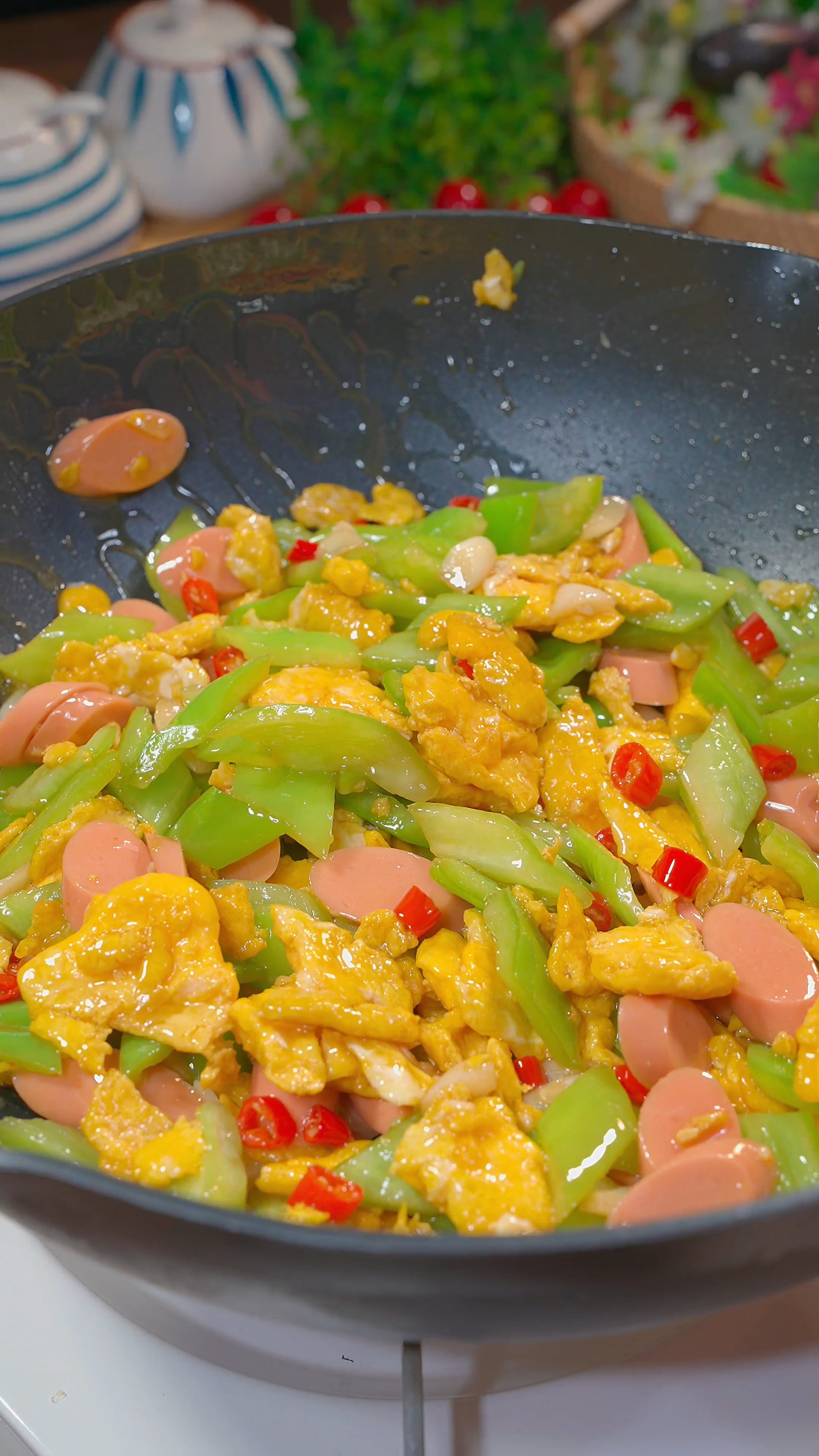 每次做这道青椒火腿炒鸡蛋,家里孩子都抢着吃~
