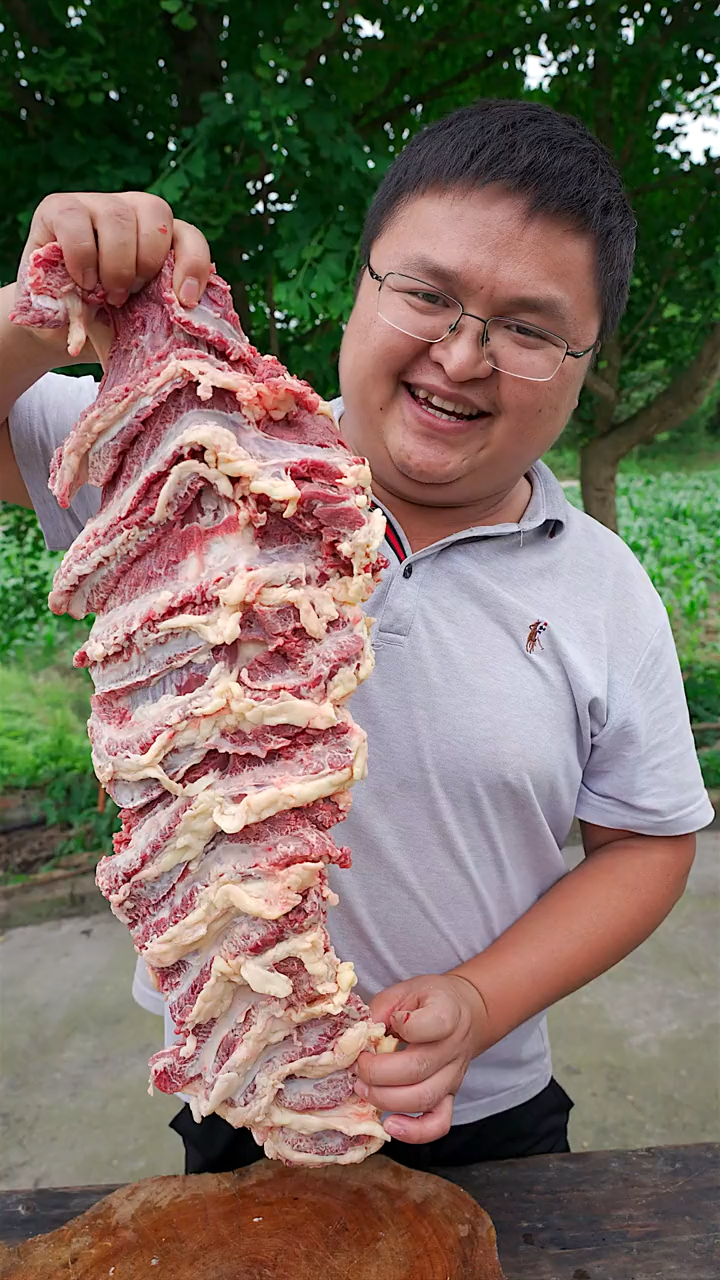 吊龙牦牛肉涮火锅,烫几下就可以吃了,麻辣鲜香,鲜嫩爽口,牛肉非常好吃的部位