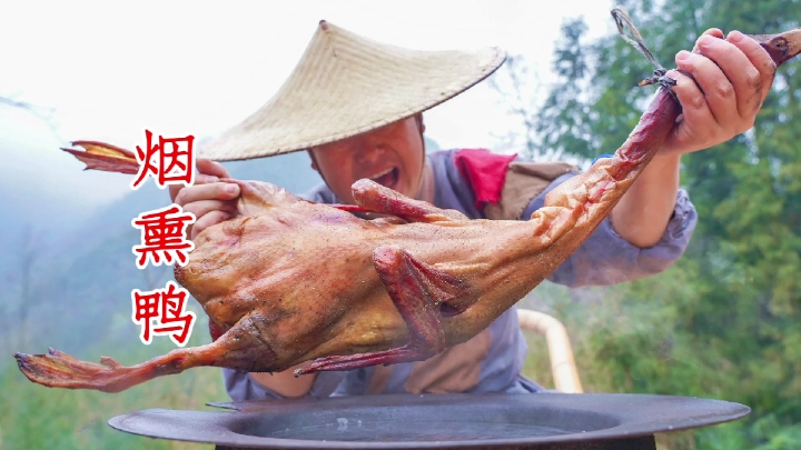 #美食#小伙花5天时间秘制烟熏鸭,配上青红双椒一焖,味道绝了